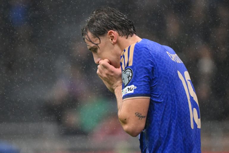 Italy's forward #15 Francesco Pio Esposito reacts after missing a shot during the FIFA World Cup 2026 European qualification football match between Italy and Norway, at the San Siro Stadium, in Milan, on November 16, 2025. (Photo by Alberto PIZZOLI / AFP)