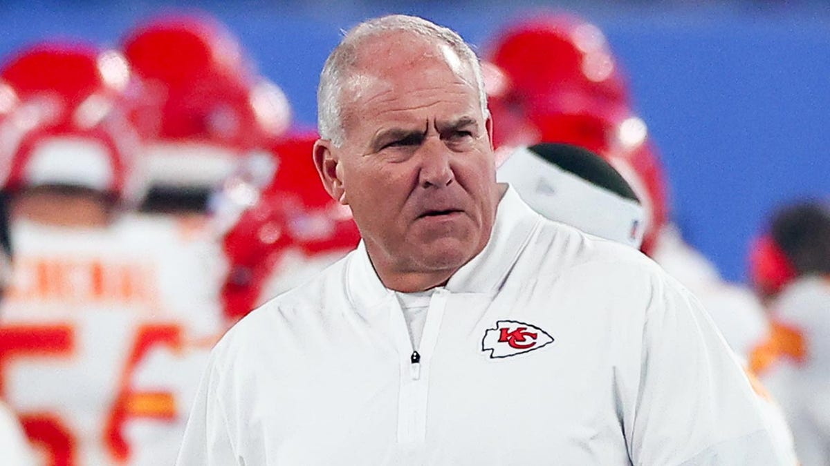 Dave Toub on the sideline for the Giants